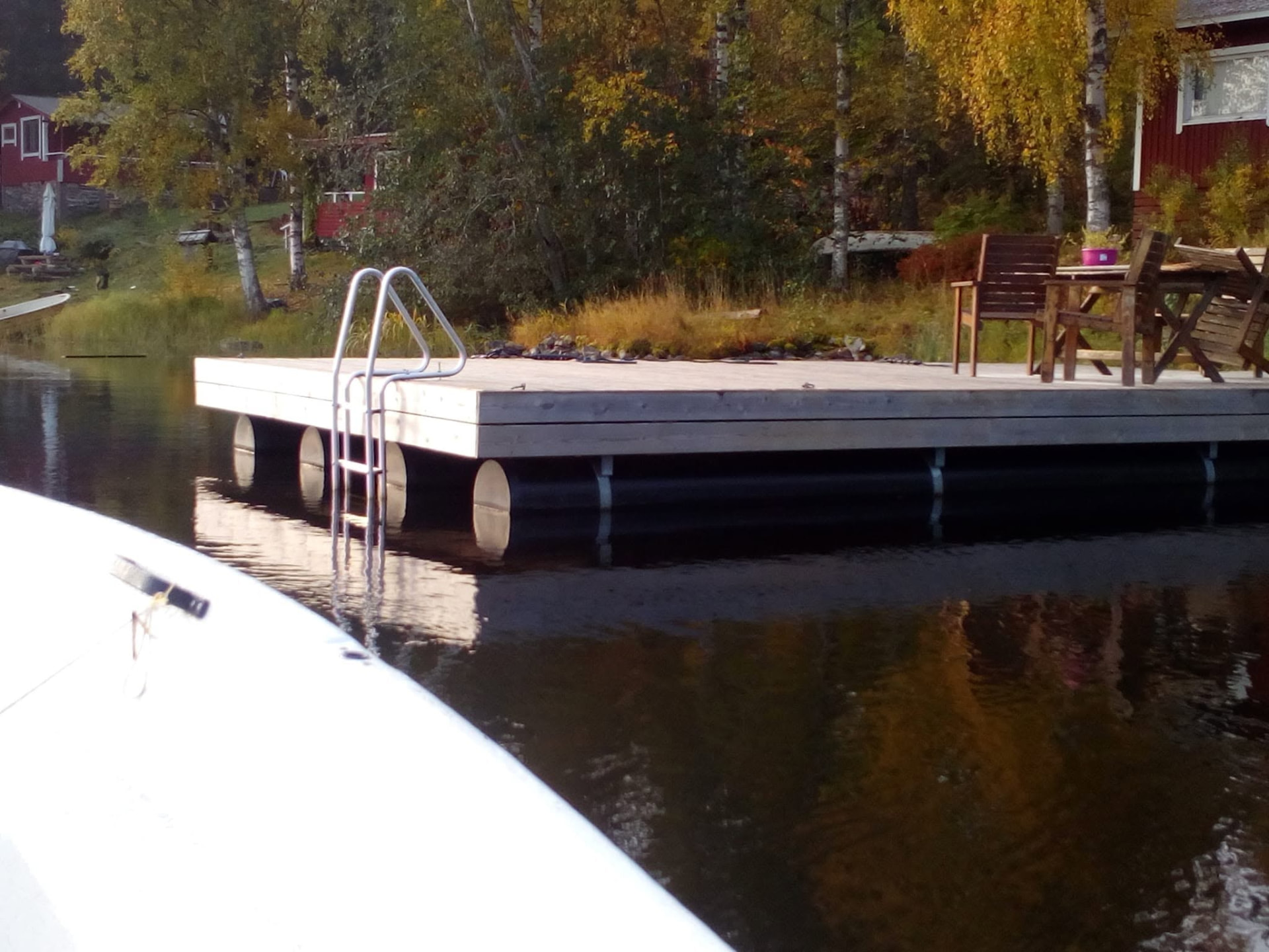 Puulaituri rauhallisessa järvimaisemassa