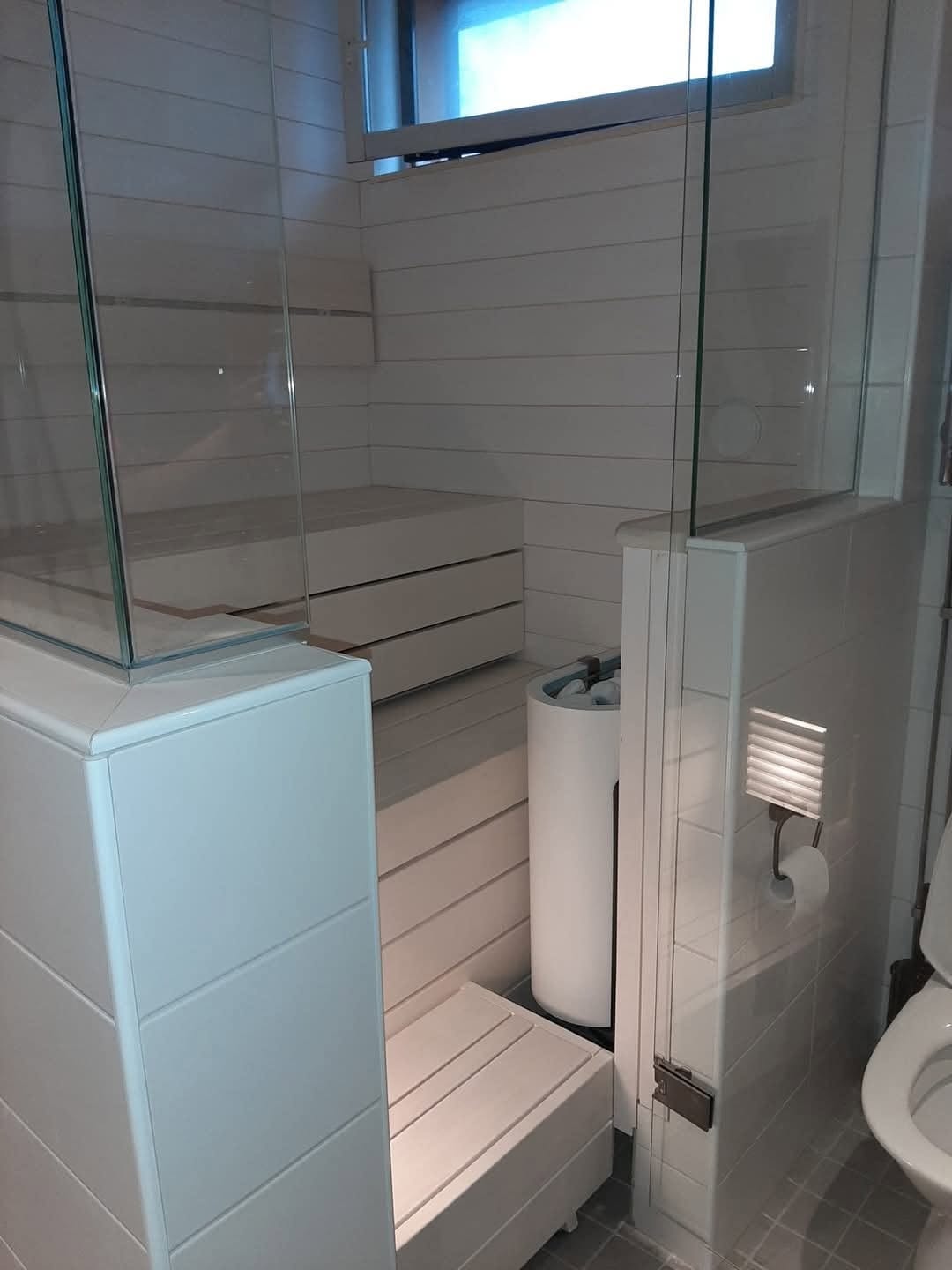 Vaalea sauna ja kylpyhuoneen toimiva kokonaisuus