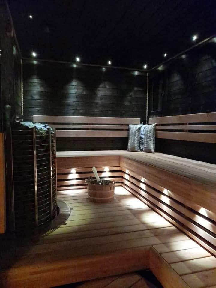 Tumma sauna viimeistellyillä lauteilla