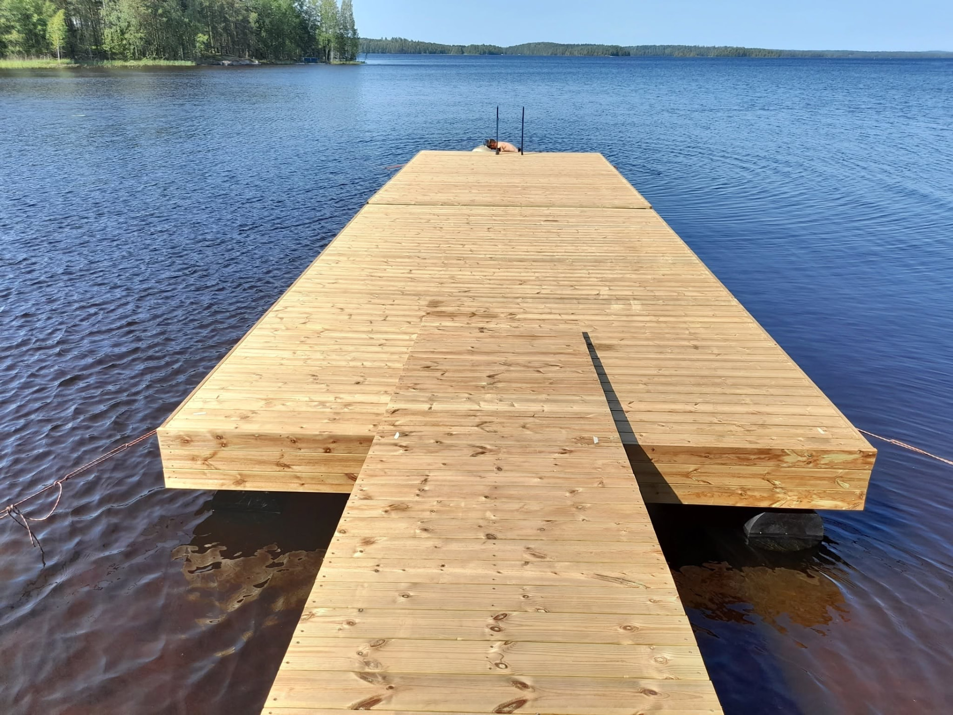 Uusi puulaituri suomalaisessa järvimaisemassa